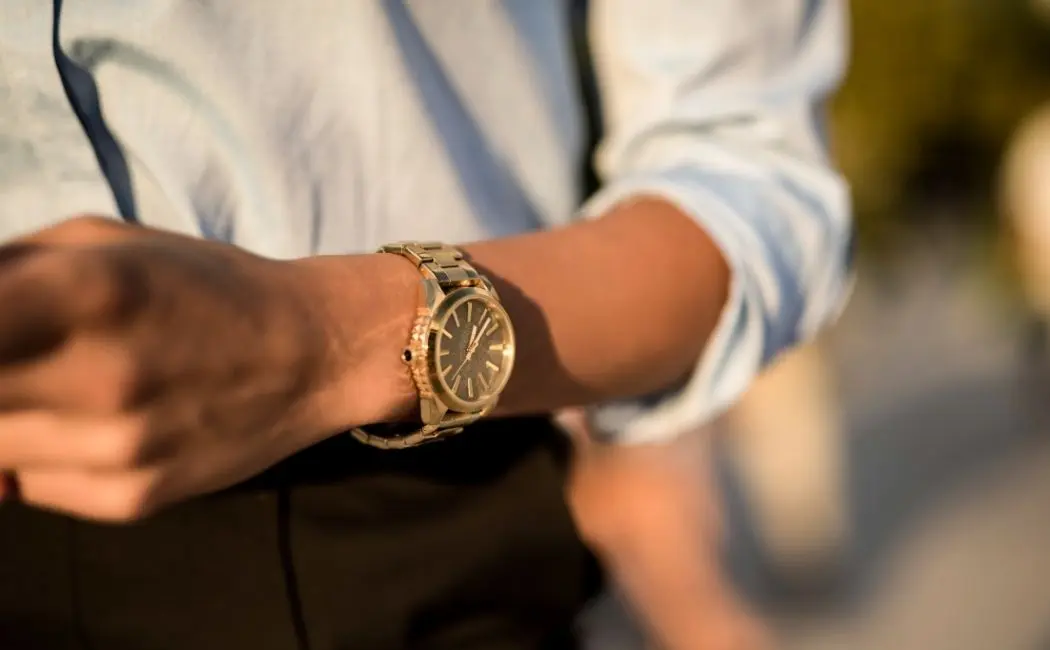 Złote zegarki Tommy Hilfiger do 700 złotych. Oto najlepsze propozycje na prezent