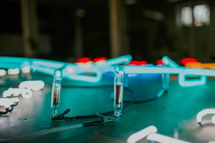 Neon jako element kampanii marketingowej lub eventu