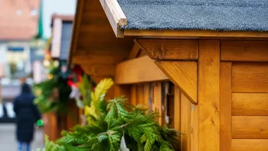 Świąteczny Zakątek Mikołaja i choinka z drogowskazów. Nowe dekoracje w Suwałkach