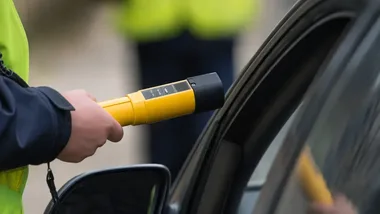 Niebezpieczna zmiana pasa w Suwałkach. Kierowca dostał 3300 zł mandatu