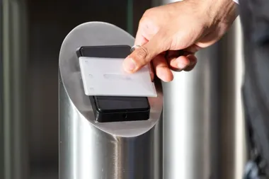Gdzie sprawdzi się czytnik kart RFID i na co zwrócić uwagę przy wyborze modelu do firmy?
