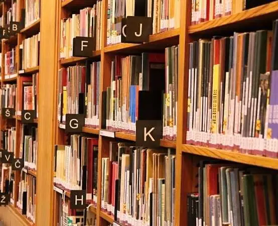 Ilustracje Krasnala z krzywą czapką zawitały do biblioteki w Suwałkach