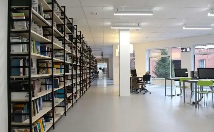 Dzieci w terenie i w bibliotece. Biblioteczny Klub Przyrodnika zaczyna sezon odkryć