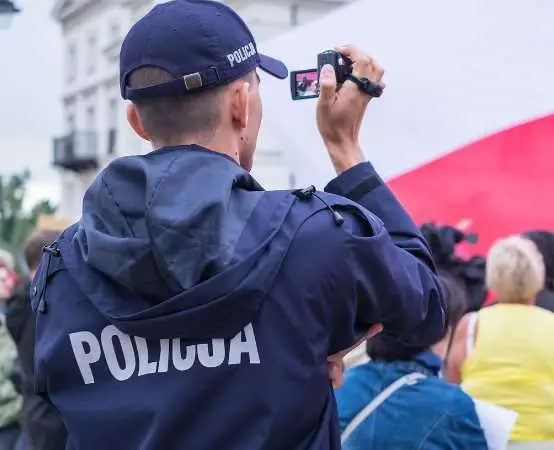 Policjanci przestrzegają seniorów przed oszustwami metodą 