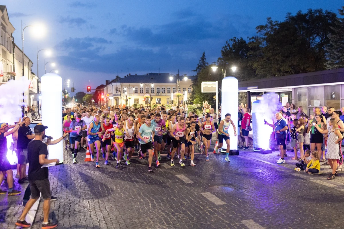 Grafika promocyjna wydarzenia Biegowe wydarzenie w Suwałkach z trasami na 5 i 10,5 km
