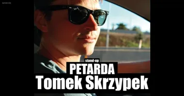Grafika promocyjna wydarzenia Stand-up w Suwałkach: Tomek Skrzypek „PETARDA”