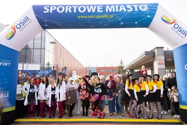 Grafika promocyjna wydarzenia Suwałki Miss Run & Suwalski Bieg z Wąsem — kolorowy bieg rodzinny w Suwałkach