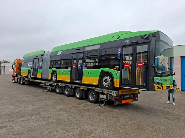 Czternasty autobus elektryczny dotarł do Suwałk. Są też nowe tablice