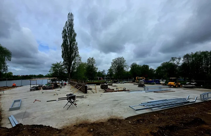 Na Arkadii znów ruszyły roboty. Skatepark zmienia się w betonowy tor