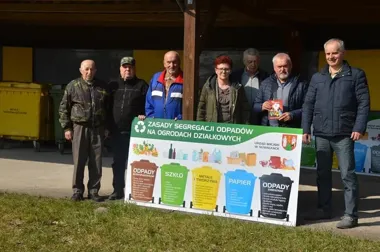 Działkowcy wchodzą do miejskiej akcji i porządkują zasady przy punktach odpadów