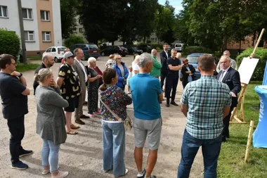 Parking przy bloku nr 17 i teren po placu zabaw. Mieszkańcy zabrali głos