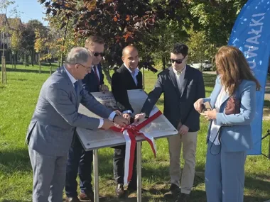 Rondo w Suwałkach ma patrona. Tablica przypomina o działaczu niepodległościowym