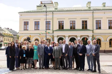 Pamiątkowy dąb na bulwarach. 30 lat współpracy Suwałk z Alytusem