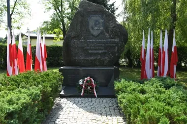 Pod pomnikiem w Suwałkach oddano hołd Powstańcom Warszawskim