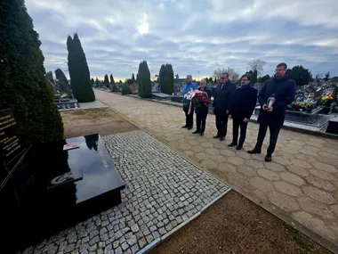 Na suwalskim cmentarzu wróciła cisza pamięci o Katyniu i Smoleńsku