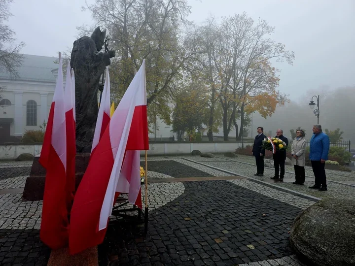 Kwiaty pod pomnikami Jana Pawła II i ks. Jerzego Popiełuszki w Suwałkach