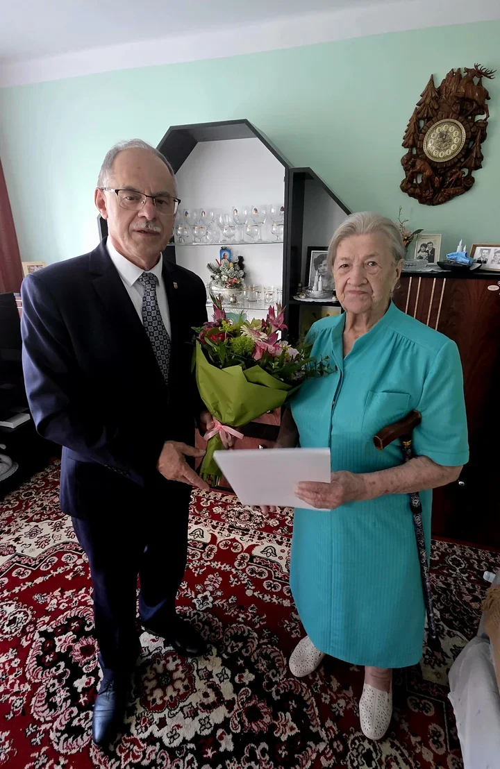 W Suwałkach stulatka wciąż dba o kwiaty i szydełko