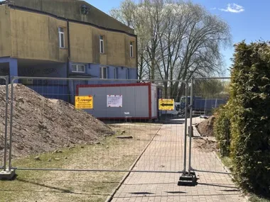 Przy Arkadii zmienia się droga na spacer - piesi muszą wybrać obejście