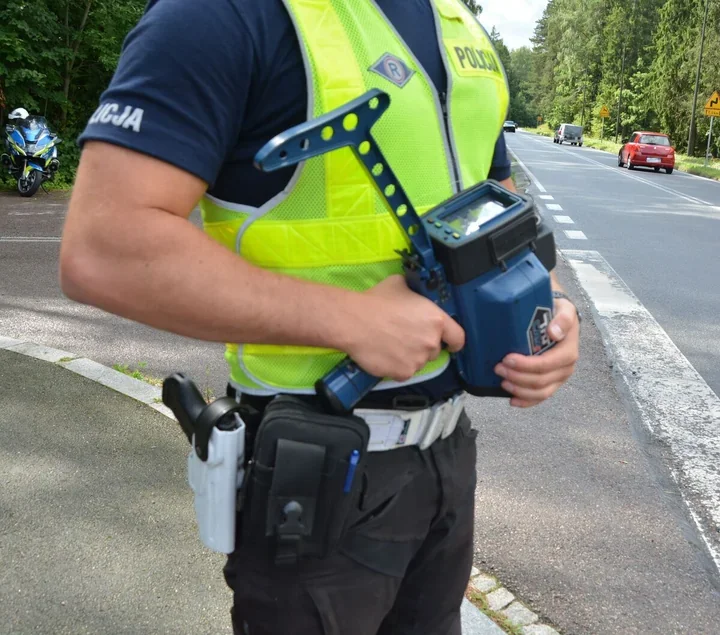 Jechał 103 km/h tam, gdzie obowiązywała pięćdziesiątka. Stracił prawo jazdy
