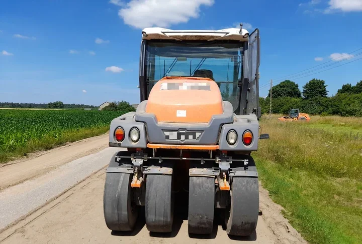 Pijany operator walca uderzył w Mercedesa. Stracił prawo jazdy