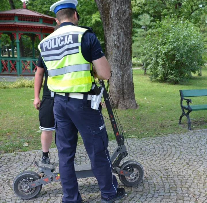 Nastolatka spadła z hulajnogi w Suwałkach. Jechała bez kasku