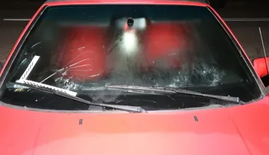 Wybił szybę i wszedł do auta. Policjanci zatrzymali go w Suwałkach