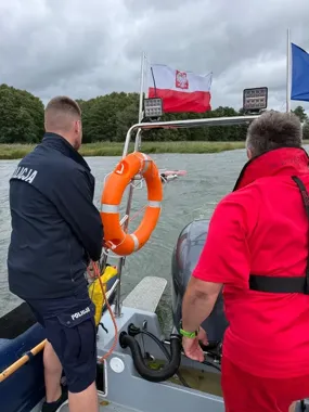 Silny wiatr odciął windsurfera od brzegu Wigier. Wodniacy ruszyli natychmiast