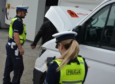 Suwalscy policjanci kontrolują autobusy. Sprawdzą też drogi do szkół