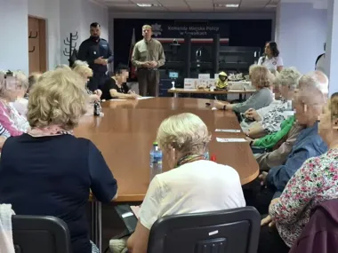 Spotkanie w suwalskiej komendzie. Policjanci ostrzegli seniorów przed oszustami