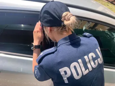 Sekundy od tragedii - policja z Suwałk ostrzega przed rozgrzanym autem