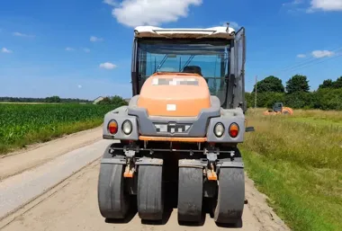 Pijany operator walca uderzył w Mercedesa. Stracił prawo jazdy
