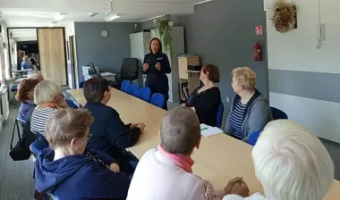 Telefon od oszusta w Suwałkach - policja wskazuje, co chroni seniorów