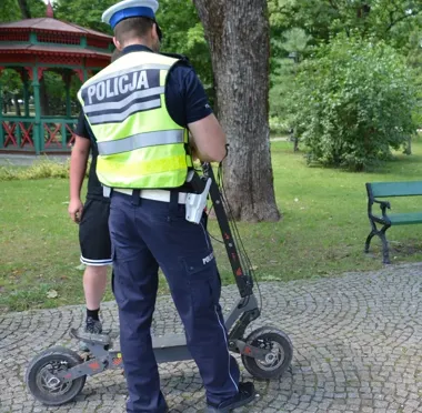 Nastolatka spadła z hulajnogi w Suwałkach. Jechała bez kasku