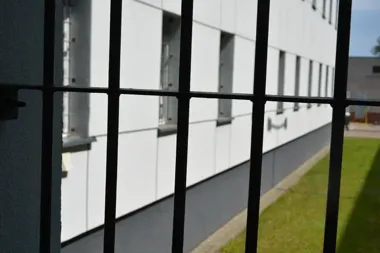 Awantura pod oknami w Suwałkach skończyła się zarzutami wobec 41-latka