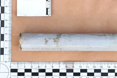 Metalowa rurka, uszkodzona szyba i błyskawiczne zatrzymanie 33-latki