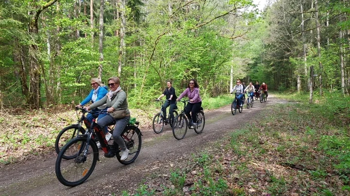 Rowerem przez Wigierski Park z przewodnikiem. Na trasie muzeum i jeziora